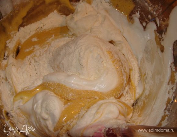 Добавить частями муку и белки, аккуратно перемешать.