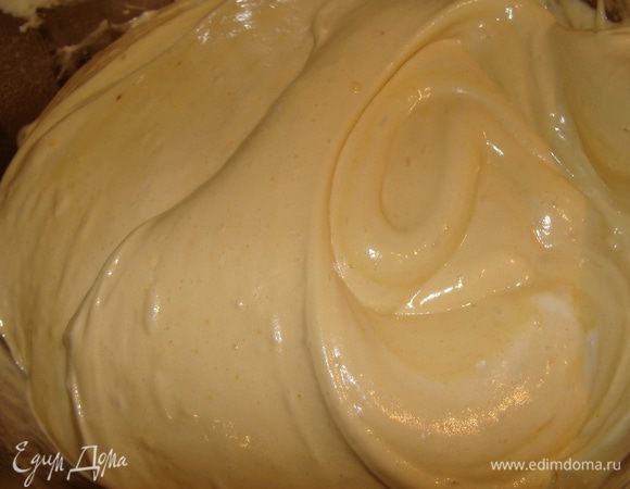 Полученную массу вылить в застеленную пергаментом форму (диаметр 24 см, можно 28 см). Выпекать при температуре 180 гр. около 50 минут. Духовку заранее разогреть.