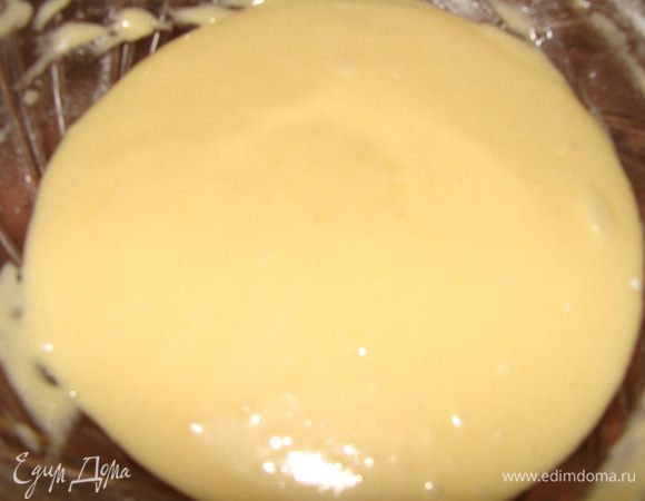 Шоколадный бисквит. Желтки взбить с большей частью сахара, добавить растительное масло. Белки взбить отдельно с оставшимся сахаром в крепкую пену.