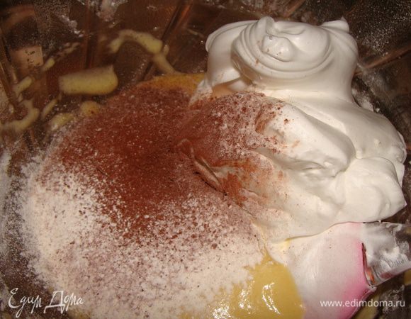 Добавить частями муку, белки и какао. Аккуратно перемешать и отправить в духовку. Выпекать также при 180 гр около 35-45 минут.