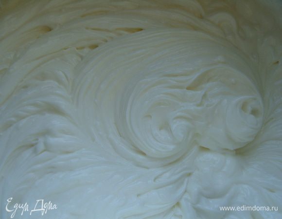 Подготовим сметану. Ее поместить в сито, застеленное ситцевой тканью. Поставить отвешиваться около 6 часов (любителям очень влажных тортов сметану можно не отвешивать!). Лишняя жидкость стечет, кислинка во вкусе крема уменьшится, останется густая масса. Три ложки сметаны откладываем, остальное взбиваем с сахаром и ванилином.