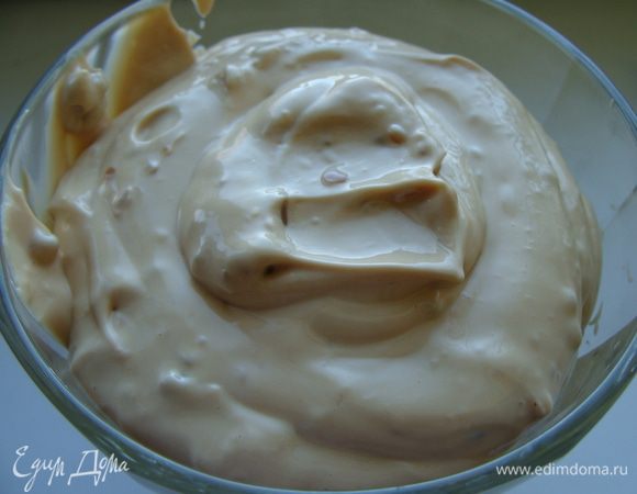 Отложенную сметану взбить со сгущенным молоком (3+3 ложки). 
Собирать торт в разъемной форме. Медовый корж смазываем примерно 5 столовыми ложками сметаны, кладем второй медовый корж + сметанный крем, далее кладем шоколадный корж.