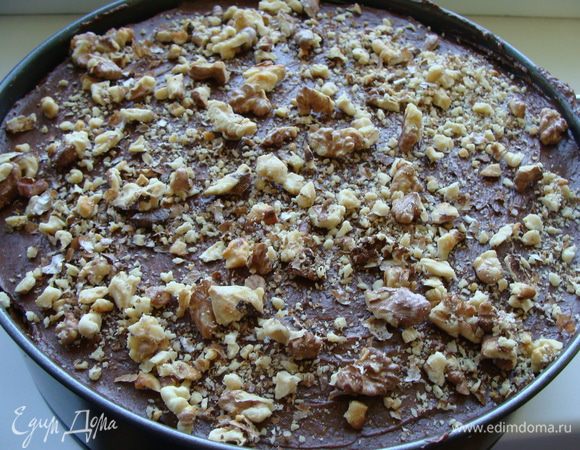 Сверху выложить обжаренные и немного измельченные грецкие орехи (жарить необходимо на медленном огне на сковороде без масла около 10 минут, помешивая). Запах потрясающий!