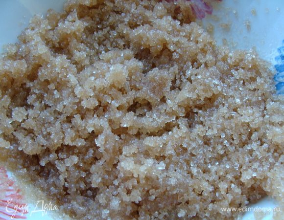 Далее приготовим карамельный топпинг. Этот шаг не обязателен. Рецепт из интернета. Но мне очень хотелось попробовать, поэтому делюсь с вами опытом. Хочу сразу предупредить, что карамели получилось около 200 мл, этого много для одного торта.

В сахар (можно белый) добавляем кукурузный или инвертный сироп и воду, ставим на слабый огонь. Рецепты сиропов есть на сайте.