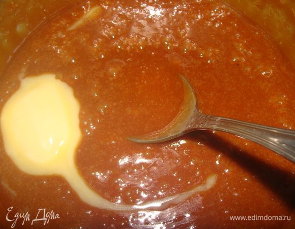 Растапливаем сахар, пока крупинки исчезнут, и сироп станет нежно коричневого цвета. Важно не передержать! Иначе будет горчить. Затем добавим горячие сливки, активно помешивая. Масса сильно увеличится в объеме, затем осядет, поэтому позаботьтесь о высокой посуде заранее. Затем добавим сливочное масло.