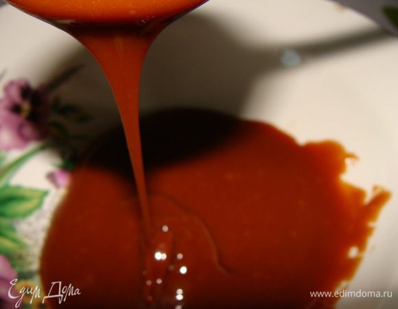 Получается густая масса, которая в теплом виде хорошо стекает, при остывании тянется. Ее можно разогреть повторно при необходимости. Хранить в холодильнике.