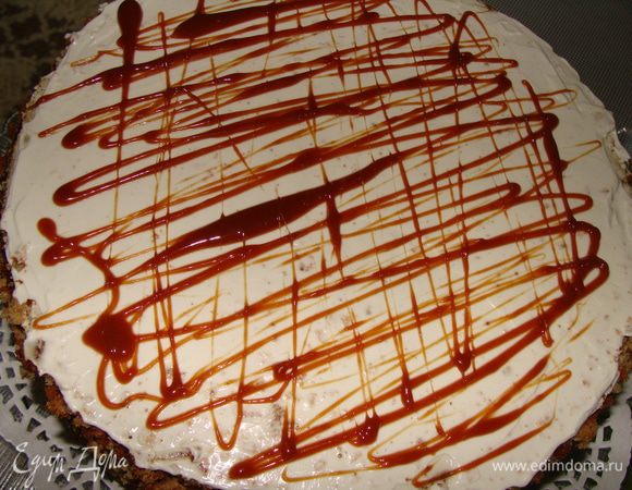 Делаем карамельные полосочки с помощью чайной ложки, просто даем карамели стечь.