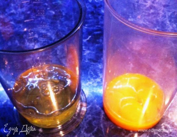 БЕЗЕ:
Разогреть духовку до 125 градусов.

Противень смазать маслом, застелить пекарской бумагой или силиконовым ковриком.

Взбить в чистой сухой емкости белки в крепкую пену. Постепенно добавлять мелкий сахар и продолжить взбивать до устойчивых пик.

Переложить полученную белковую массу в кондитерский мешок и отсадить на противень два круга по спирали, начиная с центра, диаметром 24-26 см.
 
Поставить сушиться в духовку примерно на 50-60 минут. Готовые коржи безе остудить.

Прошу прощения, у меня получилась накладка и фото безе отсутствуют((((.