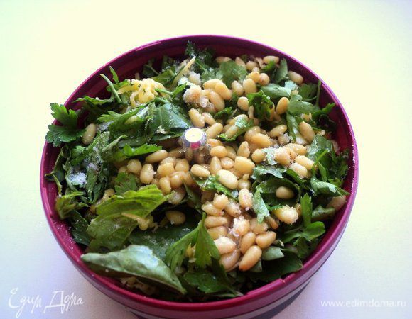 Приготовить соус: оборвать листики базилика и петрушки со стебельков, поместить в блендер. Добавить очищенный чеснок, кедровые орешки и мелко натертый пармезан. 