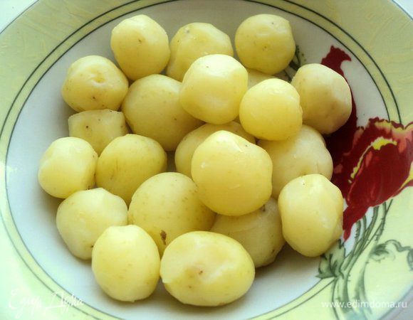 Мелкий картофель хорошо помыть и отварить в мундире. Еще теплый картофель очистить от кожуры.