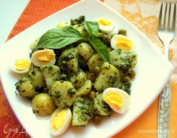 Перепелиные яйца отварить в течении 3 минут, остудить в холодной воде и почистить. Разрезать яйца на половинки и добавить к салату. Салат подавать в теплом виде, украсив зеленью базилика. Приятного аппетита!