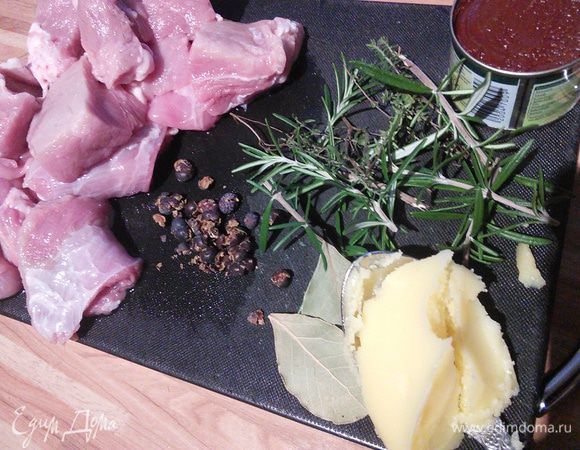 В оригинальном рецепте советуют рагу приготовить накануне. Я нахожу это очень хорошей идеей, т. к. рагу должно полностью остыть, а также вкус у него на следующий день становится только лучше. Кроме того обьем работы распределяется на два дня. 
Прежде всего режем мясо ( говядина, баранина, у меня телятина, в оригинале оленина) на порционные кусочки, солим и перчим. Подготавливаем травы, лавровый лист, ягоды можжевельника не растираем, а придавливаем пестиком. 