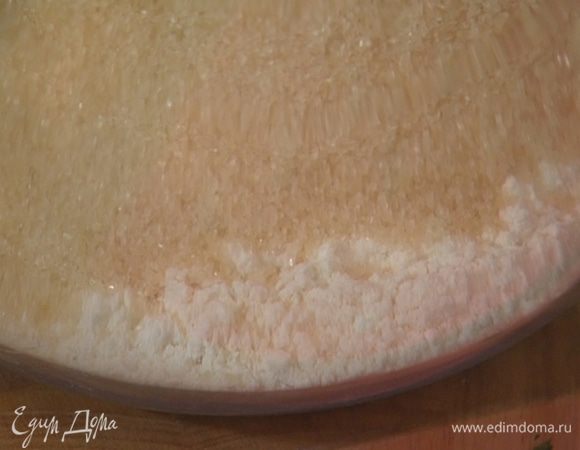 Муку перемешать с сахаром, разрыхлителем, содой и солью.