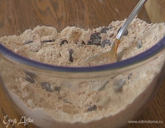 Добавить арахисовую пасту и шоколадные капли, вымешать.