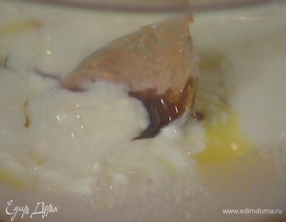 Молоко соединить с простоквашей и яйцом, влить ванильный экстракт и растопленное сливочное масло, все перемешать.