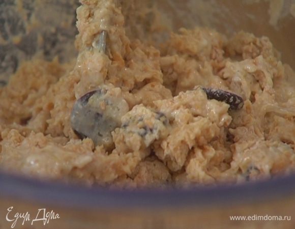 Влить в муку с разрыхлителем молочную смесь, все перемешать.