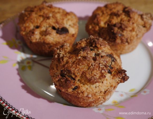 Выпекать маффины в разогретой духовке 18–20 минут.