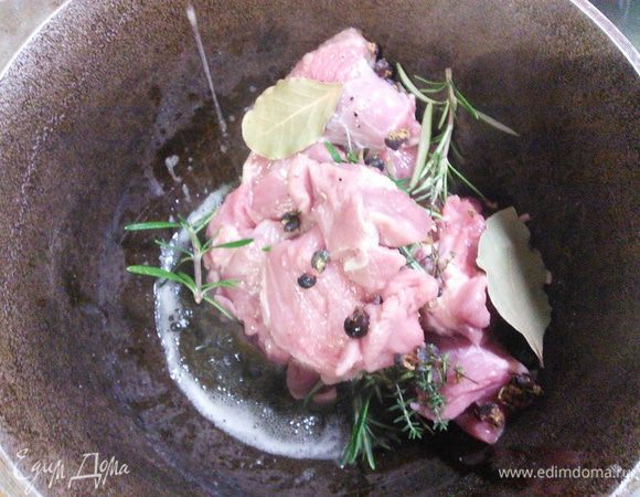 Разогреваем топленое масло в посуде с толстым дном, и обжариваем мясо вместе с травками и ягодами на большом огне до золотистой корочки. 