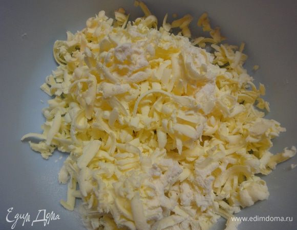 Натереть замороженное сливочное масло на терке.