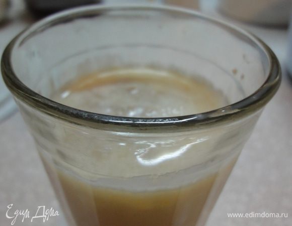 В теплом молоке размешать яйцо, 0,5 ч.л. сахара и дрожжи.