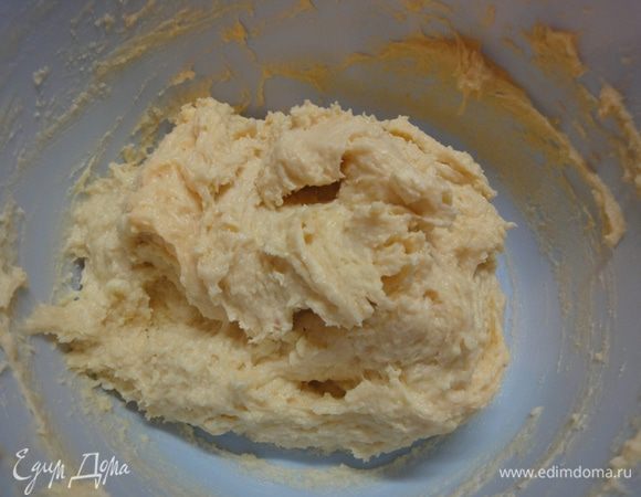 К маслу добавить муку, соль, 1,5 ч.л. сахара и все, что вы смешали в шаге 2. Быстро все перемешать ложкой.