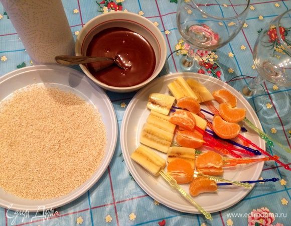 Порезали бананы сначала на брусочки, потом каждый брусочек вдоль в длину, мандарины у меня были не крупные, поэтому я делила по 2 дольки вместе, растопили шоколад на водяной бане, тогда консистенция шоколада будет однородная, высыпали кунжут на тарелку.