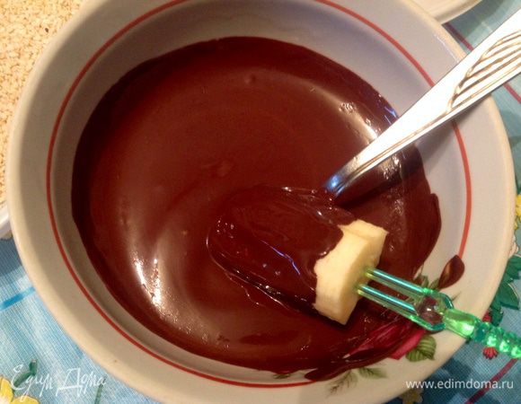 Накололи фрукты на шпажки и обмакиваем в шоколад, помогая размазывать шоколад  по кусочку фрукта чайной ложкой.