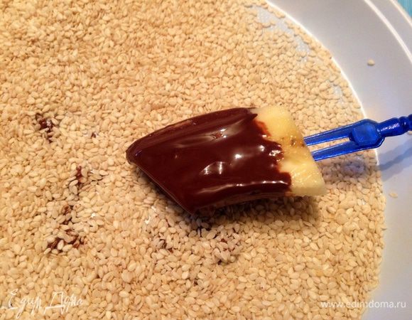 Потом обмакиваем в кунжут, хорошенько со всех сторон.