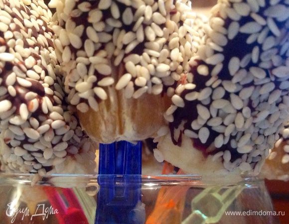 Фрукты после обмакивания я клала на тарелку и в холодильник для застывания.