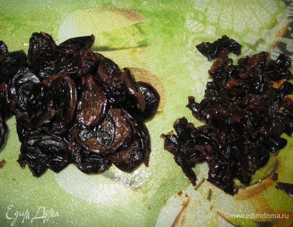 Чернослив хорошо моем, заливаем кипятком на 30 минут и мелко нарезаем.