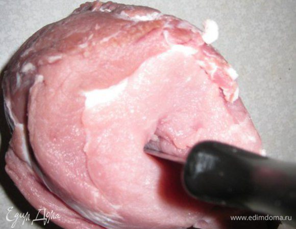 Делаем крестообразные надрезы  внутрь, вдоль  длинным ножом.
Затем фаршируем черносливом, я это делала продолговатой чайной ложкой, можно кондитерским шприцем или руками. Внизу можно скрепить зубочисткой.