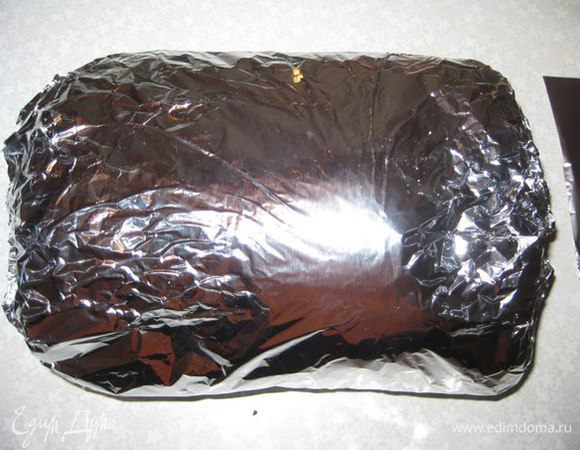 Далее этот кусочек плотно заворачиваем в фольгу. Лучше чтобы фольги было много, чтобы буженина запекалась в собственном соку и противень был чистым. Кладем в холодильник на несколько часов, а лучше на ночь.