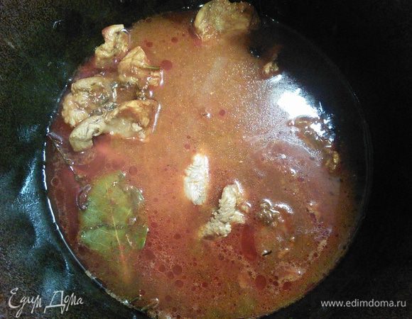 Вливаем процеженный бульон (говяжий, овощной, у меня куриный), накрываем крышкой, убавляем огонь и тушим до готовности мяса. У меня ушел час. 