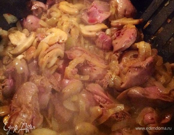 Потом к луку и грибам добавляем промытую, очищенную от пленок и просушенную бумажным полотенцем печень и тоже обжариваем, все это делаем на быстром огне чтобы выпарилась лишняя жидкость, постоянно помешивая, солим, перчим, добавляем паприку.