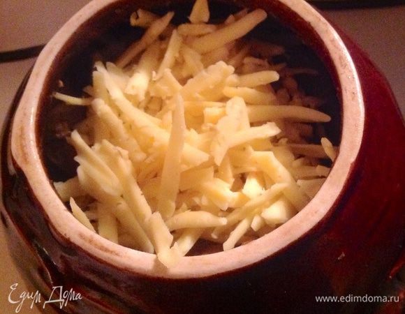 Складываем печень, грибы и лук в горшочки, заливаем сливками по 4 ст ложки на каждый горшочек, у меня из этой порции вышло 3 горшочка и присыпаем сверху крупно потертым сыром.