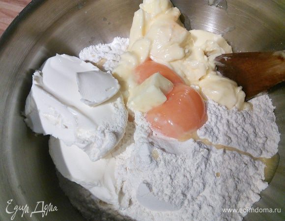 Тем временем из муки, мягкого масла, свежего сыра и щепотки соли замешиваем тесто