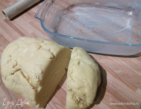 Форму смазываем маслом. Часть теста раскатываем тонко, выкладываем им форму, образуя бортики. Я специально сделала полную порцию теста, половину его я заморозила. 