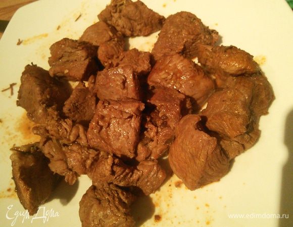 Готовое мясо вынимаем шумовкой на тарелку и отставляем в сторону. 