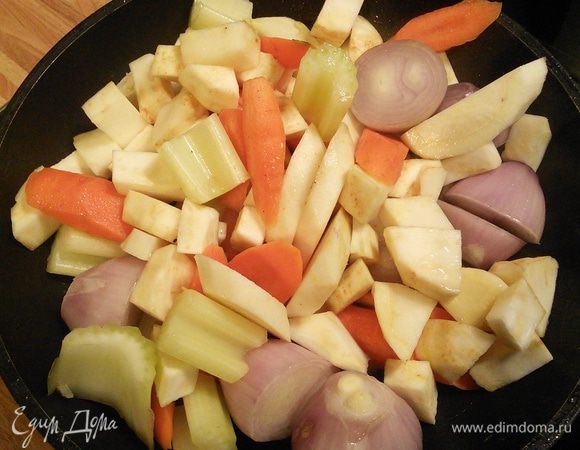 На разогретом оливковом масле поджарим овощи до золотистого цвета, около 3-4 мин. Солим и перчим, всыпаем щепотку сахара. 