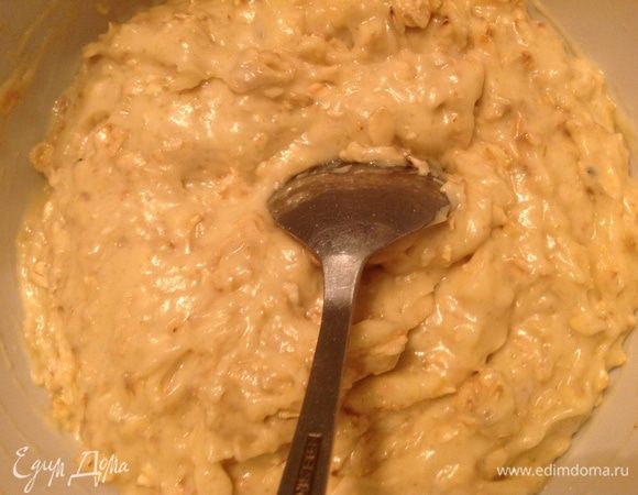 Добавляем растительное масло, можно его заменить на сливочное ( по желанию)
Соль щепотка, разрыхлитель и в конце овсяные хлопья.
Долго взбивать не надо, просто чтобы перемешать все ингредиенты
Тесто получается такое как на фото.