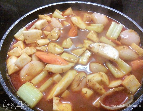 Вливаем процеженный соус, выпариваем до половины количества соуса. 