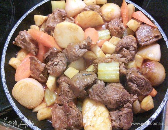 Возвращаем мясо в овощное рагу, убираем с плиты и полностью охлаждаем. 