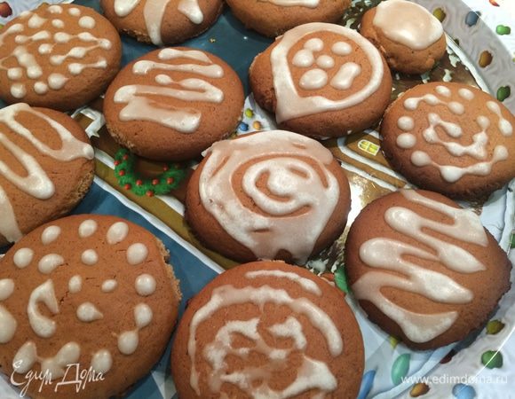 Для приготовления глазури смешать в миске лимонный сок и сахарную пудру. Взять полиэтиленовый пакет, поместить в него получившуюся глазурь, сделать в нижней части небольшую дырочку или срезать уголок. С помощью такого не хитрого приспособления украсить пряники по своему вкусу. 