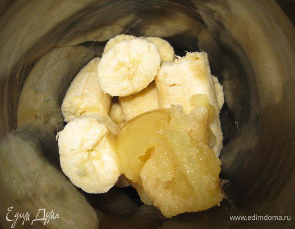 Спелые бананы чистим, ломаем или режим, добавляем мед.