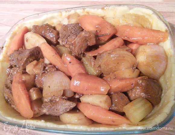 Выкладываем мясо в "коробочку " из теста, смазываем края теста желтком. 