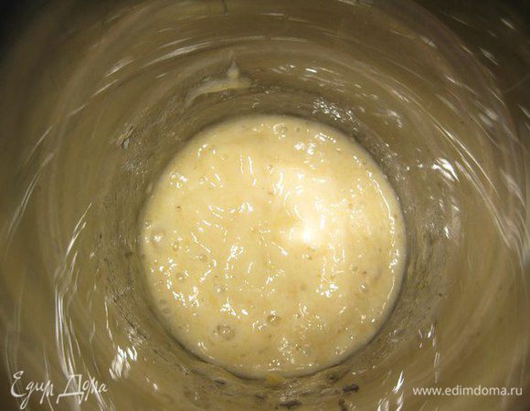 Бананы и мед взбиваем в пюре. 