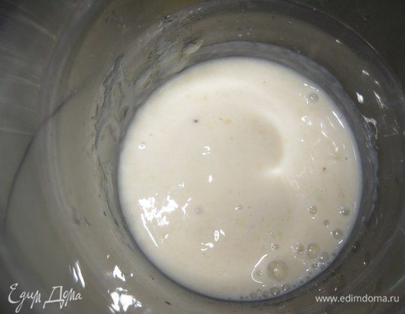 Потом добавляем кефир и все это еще раз хорошо взбиваем в густую массу. В моем блендере есть специальная насадка для муссов и мороженого, с помощью его бананово-кефирная масса сильно увеличивается.