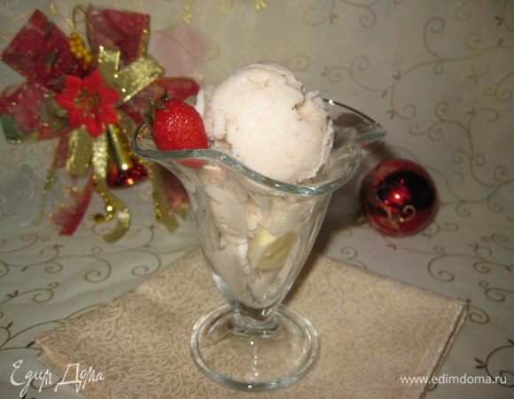 Закрываем крышкой и ставим в морозильную камеру на 4 часа. Через час, 2 и 3 часа еще раз взбиваем. Тогда мороженое получается пышное и мягкое. 
Украшаем любыми фруктами. 
Приятного аппетита!