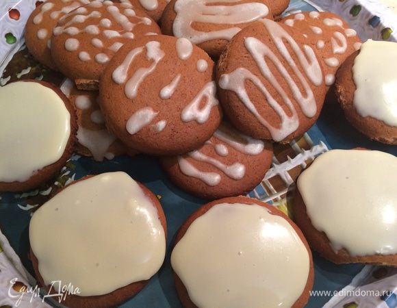 Для разнообразия несколько пряников я покрыла смесью белого шоколада и сливок (на 50 гр шоколада - 25 гр сливок 33-35%, растворить на водяной бане, не доводя до кипения).