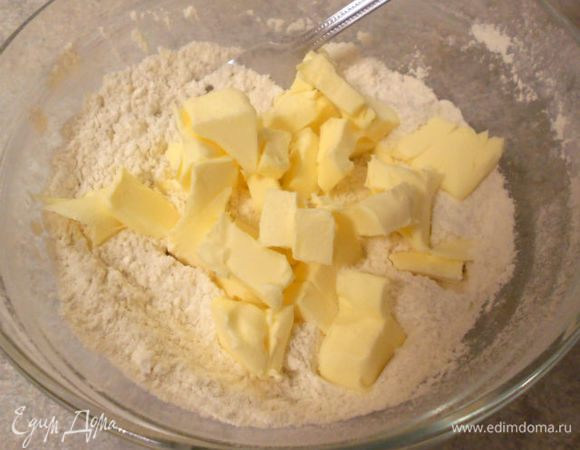 Добавить кусочки холодного масла и блендером порубить в крошку.